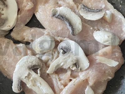 Vištienos krūtinėlė su grybais po sūriu Žingsnis 5
