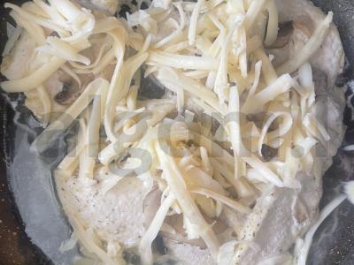 Vištienos krūtinėlė su grybais po sūriu Žingsnis 6