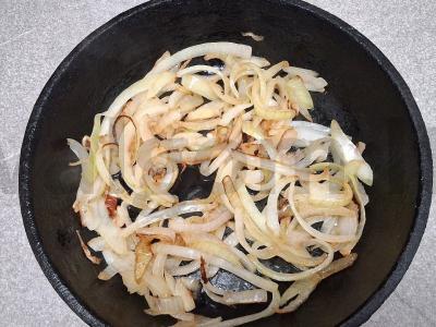 Pūgžlys, troškintas su svogūnais ir grietine Žingsnis 5