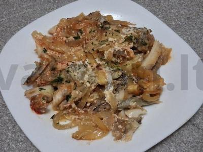 Pūgžlys, troškintas su svogūnais ir grietine pagrindine nuotrauka