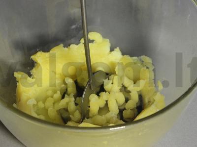 Okrška su jogurtu ir gazu su daržovėmis ir dešrelėmis Žingsnis 1