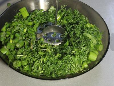 Okrška su jogurtu ir gazu su daržovėmis ir dešrelėmis Žingsnis 12