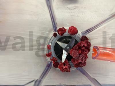 Uogų kokteilis su sultimis Žingsnis 1