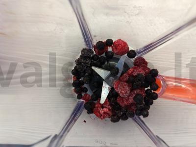 Uogų kokteilis su sultimis Žingsnis 2