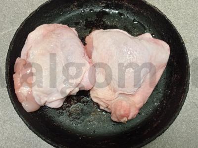 Kepti vištienos šlaunelės su troškintų voveraičių garnyru Žingsnis 1