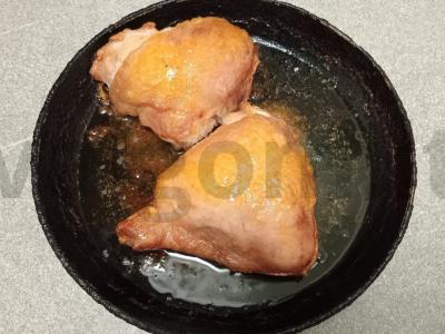 Kepti vištienos šlaunelės su troškintų voveraičių garnyru Žingsnis 2