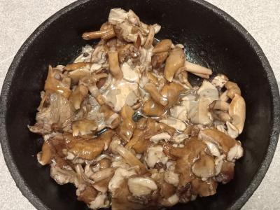 Kepti vištienos šlaunelės su troškintų voveraičių garnyru Žingsnis 3