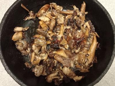 Kepti vištienos šlaunelės su troškintų voveraičių garnyru Žingsnis 4