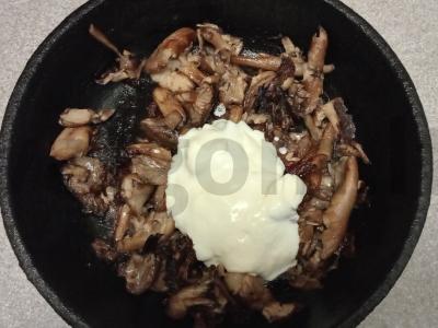 Kepti vištienos šlaunelės su troškintų voveraičių garnyru Žingsnis 5