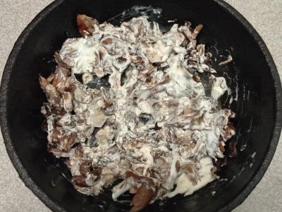 Kepti vištienos šlaunelės su troškintų voveraičių garnyru Žingsnis 7