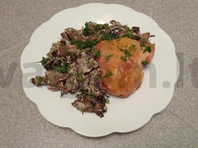 Kepti vištienos šlaunelės su troškintų voveraičių garnyru pagrindine nuotrauka