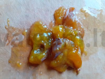 Žalioji arbata su čiobreliais, bergamotėmis, erškėtuogėmis ir slyvomis Žingsnis 1