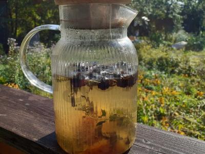 Žalioji arbata su čiobreliais, bergamotėmis, erškėtuogėmis ir slyvomis Žingsnis 4