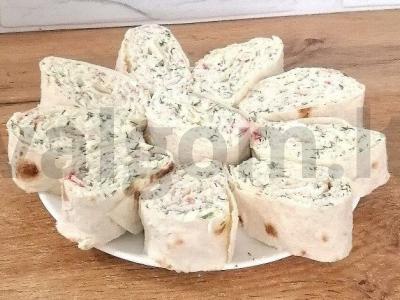 Užkandis iš lavašo su krabų lazdelėmis pagrindine nuotrauka