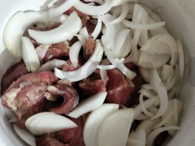 Švelni kiauliena su svogūnais, kepta orkaitėje Žingsnis 3