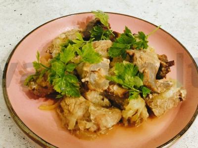 Švelni kiauliena su svogūnais, kepta orkaitėje pagrindine nuotrauka