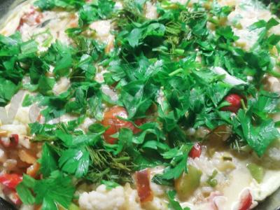 Ryžiai su jūros gėrybėmis, daržovėmis ir žolelėmis pagrindine nuotrauka