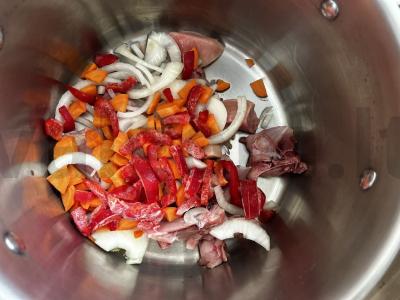 Vištienos, bulvių ir paprikos troškinys Žingsnis 4