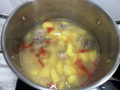 Vištienos, bulvių ir paprikos troškinys Žingsnis 7