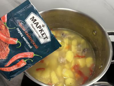 Vištienos, bulvių ir paprikos troškinys Žingsnis 8