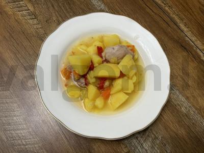 Vištienos, bulvių ir paprikos troškinys pagrindine nuotrauka