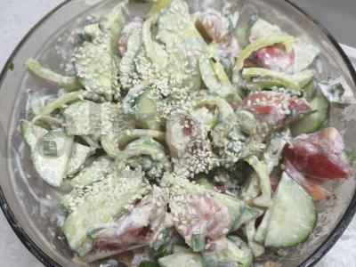 Daržovių salotas su grietine ir sezamu pagrindine nuotrauka