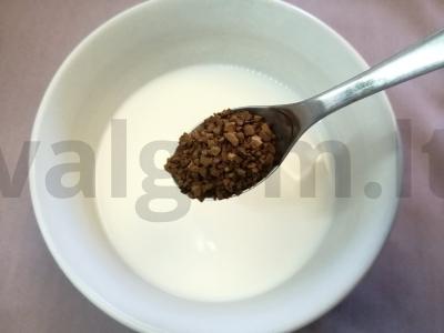 Šaltas kava su šviežiai spaustų apelsinų sultimis Žingsnis 2