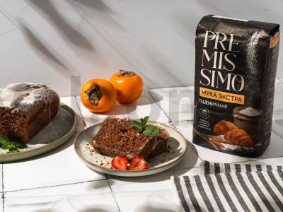 Keksas su persimonais ir graikiniais riešutais pagrindine nuotrauka