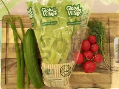 Salotas su ridikėliais, agurkais ir žolelėmis Žingsnis 1