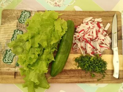 Salotas su ridikėliais, agurkais ir žolelėmis Žingsnis 2