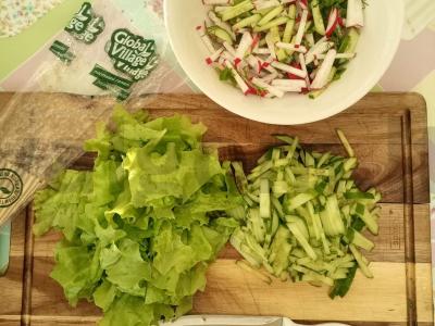 Salotas su ridikėliais, agurkais ir žolelėmis Žingsnis 3