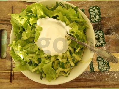 Salotas su ridikėliais, agurkais ir žolelėmis Žingsnis 4