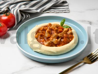 Vištiena su pomidorų padažu pagrindine nuotrauka