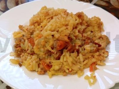 Ryžiai su mėsos faršu ir daržovėmis vakarienei pagrindine nuotrauka