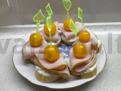 Kanarė su karbonaidu ir vyšniniais pomidorais pagrindine nuotrauka