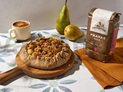 Ruginė galeta su obuoliu, kriauše ir vynuogėmis pagrindine nuotrauka