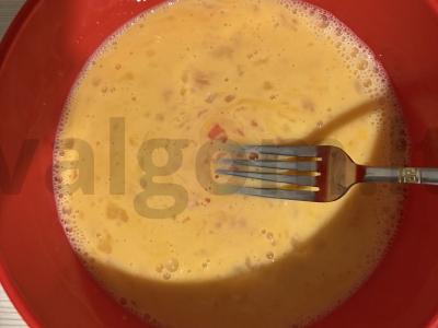 Kiaušinių ritinys su sūriu ir pomidoru Žingsnis 4