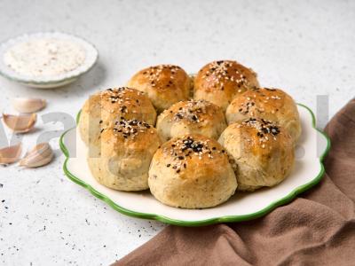 Česnakiniai pampuškai pagrindine nuotrauka