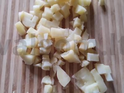 Daržovių salotos su žaliais žirneliais, laiškiniais česnakais ir šviežiomis žolelėmis Žingsnis 1