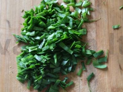 Daržovių salotos su žaliais žirneliais, laiškiniais česnakais ir šviežiomis žolelėmis Žingsnis 3