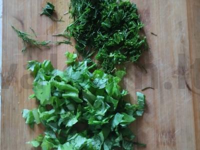 Daržovių salotos su žaliais žirneliais, laiškiniais česnakais ir šviežiomis žolelėmis Žingsnis 4