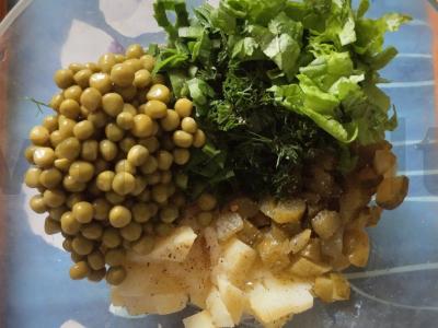 Daržovių salotos su žaliais žirneliais, laiškiniais česnakais ir šviežiomis žolelėmis Žingsnis 5