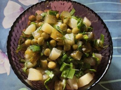 Daržovių salotos su žaliais žirneliais, laiškiniais česnakais ir šviežiomis žolelėmis pagrindine nuotrauka