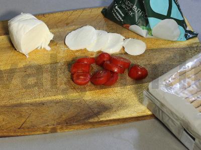 Tostai su pesto, mocarela ir pomidorais Žingsnis 1