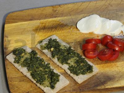 Tostai su pesto, mocarela ir pomidorais Žingsnis 2