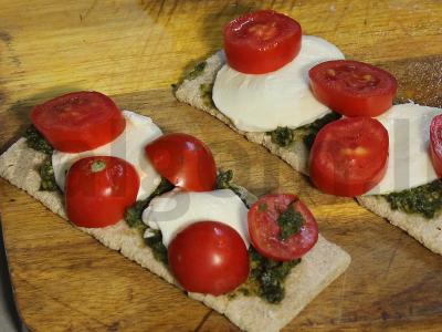 Tostai su pesto, mocarela ir pomidorais Žingsnis 3