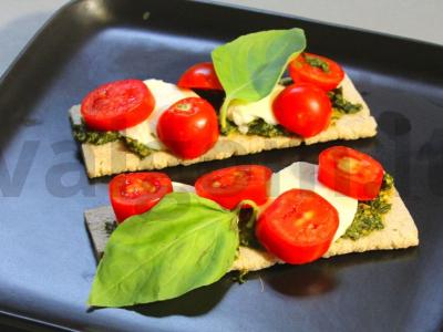 Tostai su pesto, mocarela ir pomidorais pagrindine nuotrauka