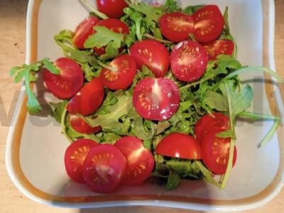 Salotos su vyšniniais pomidorais ir mocarela Žingsnis 2