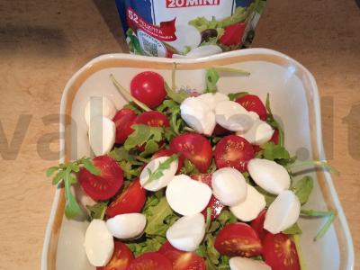Salotos su vyšniniais pomidorais ir mocarela Žingsnis 3