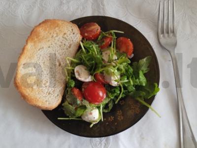 Salotos su vyšniniais pomidorais ir mocarela pagrindine nuotrauka